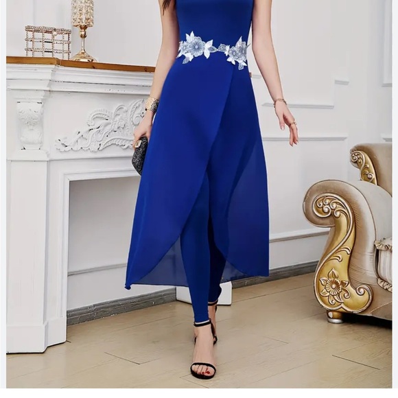 Elegant Blue Dress with Floral Accents - Picture 10 of 10